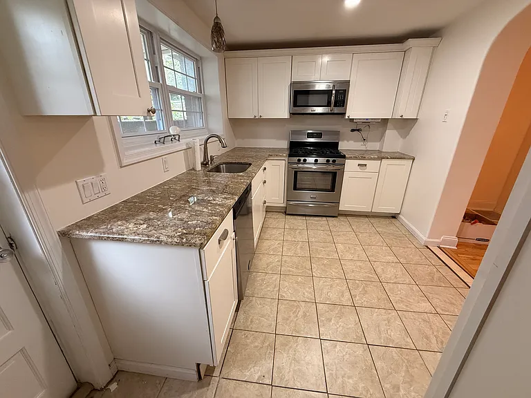 1934 S Alder St — Photo 4