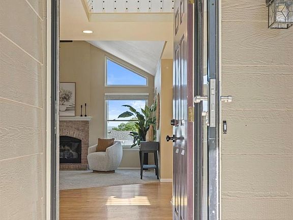 3rd image of 8922 Maribou Court