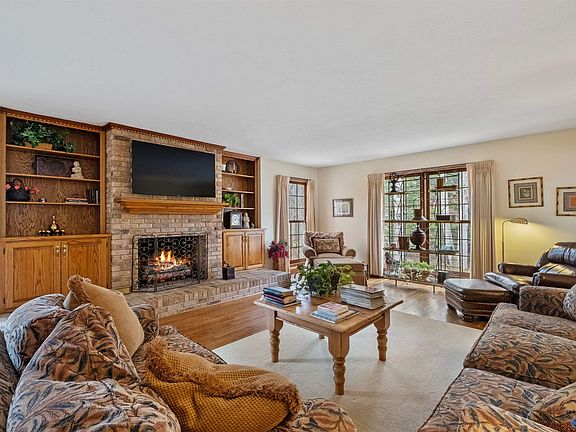 4th image of 620 Leslie Ln