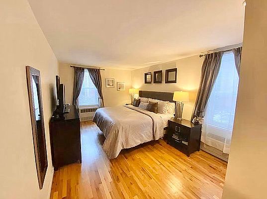 3rd image of 24510 Grand Central Pkwy APT 7B