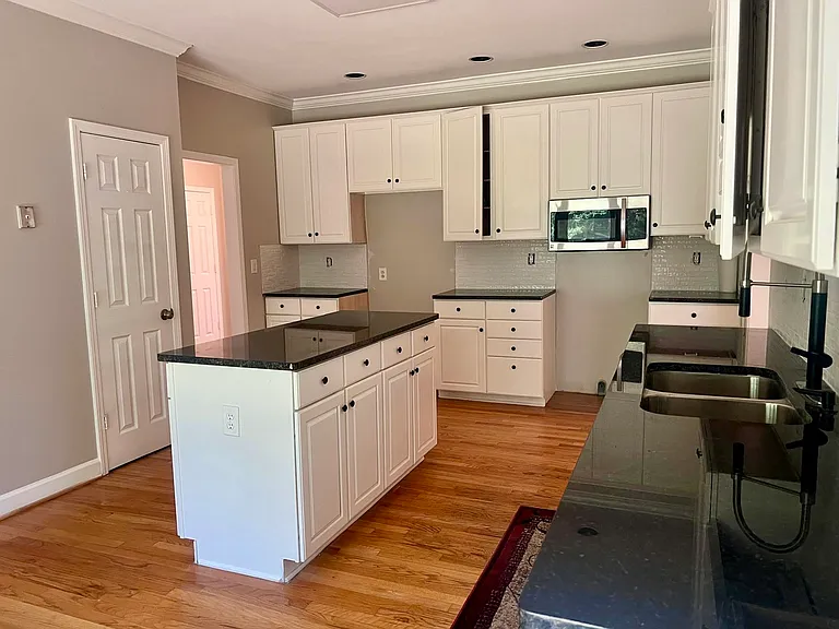 601 Southdale Cir — Photo 11