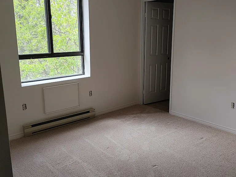 1371 Commissioners Rd W — Photo 5