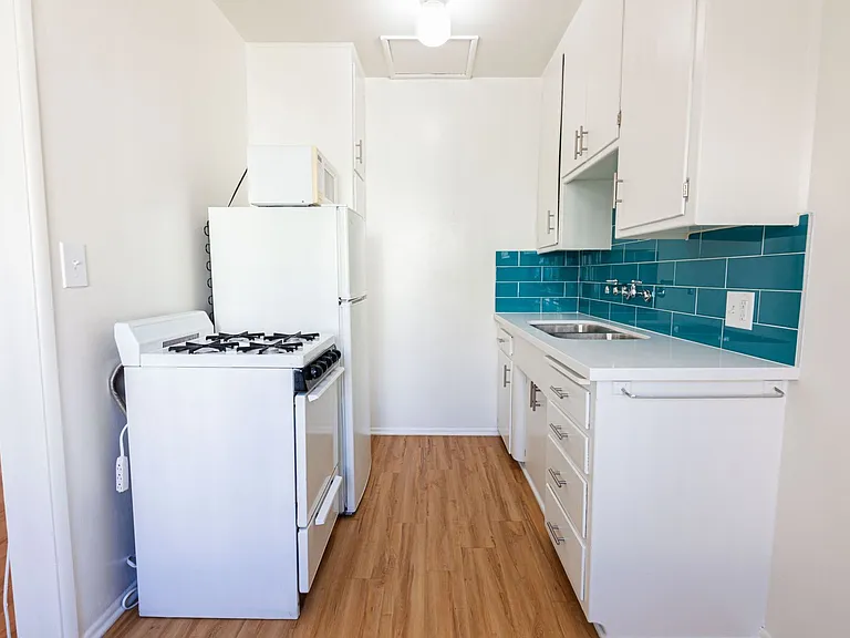667-669 Levering Ave — Photo 14