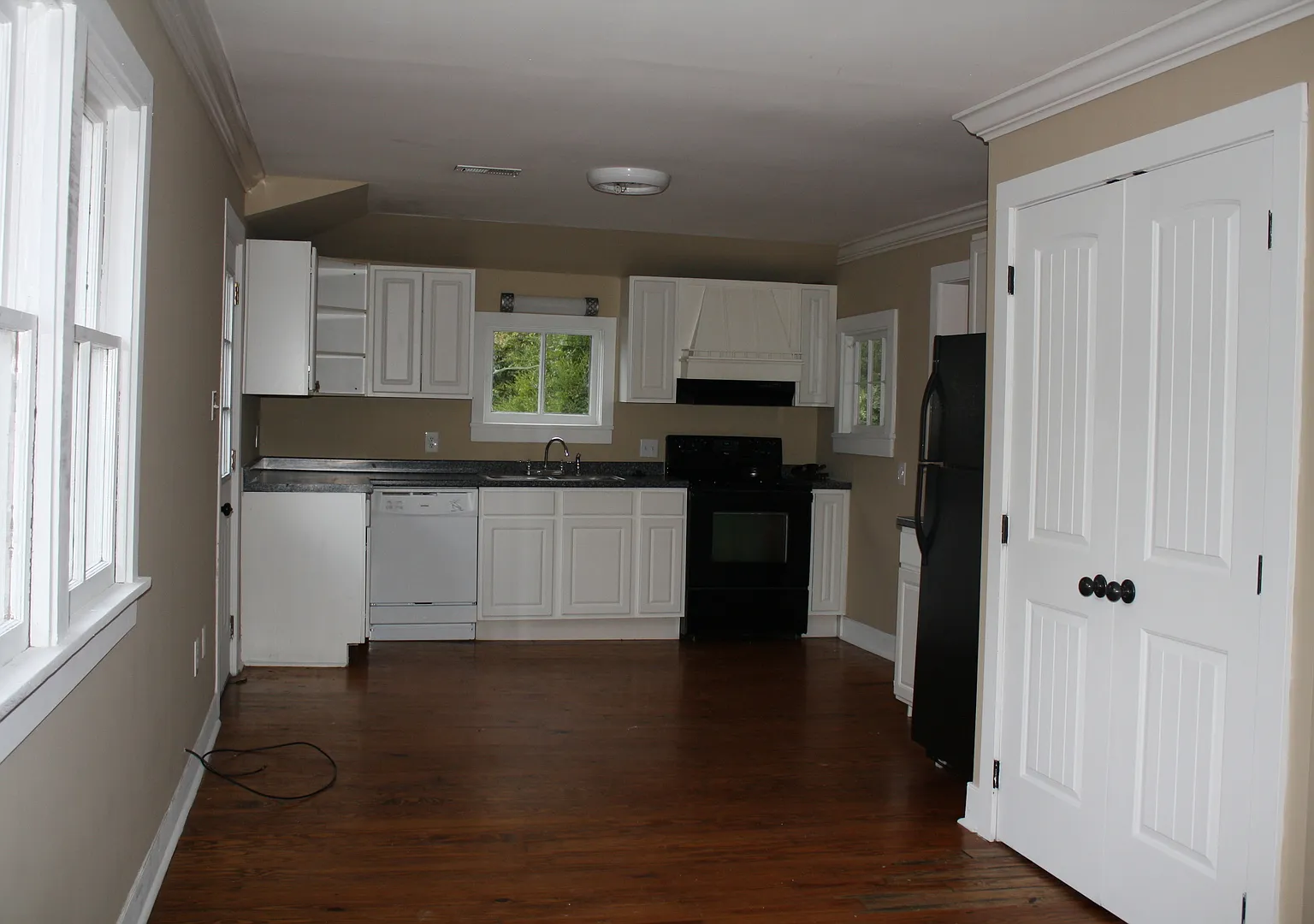 3 bed, 1.0 bath, 1300 sqft, $1,600 — Photo 3