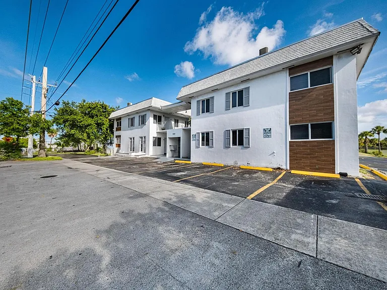 Kenwood Apartments — Photo 3