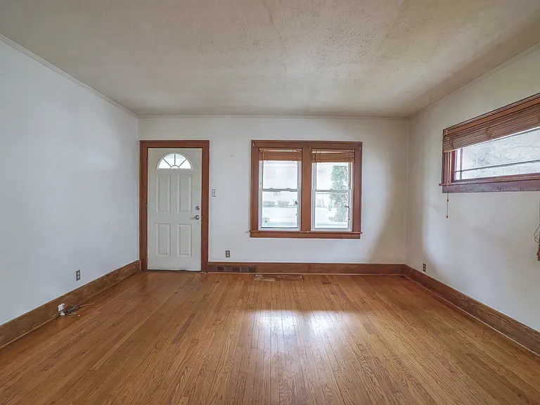 525 E Eckman St — Photo 4