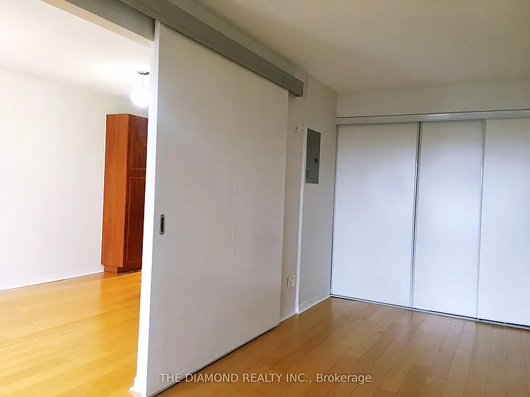 1040 The Queensway #406 — Photo 4