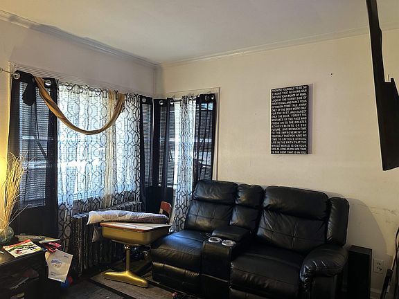 3rd image of 212 Carlton Ter