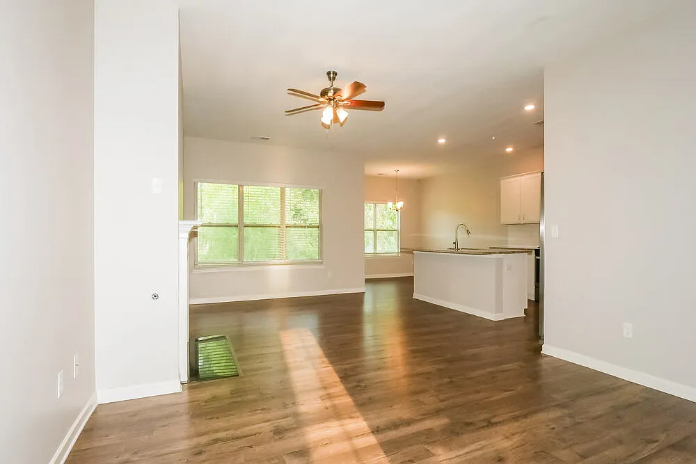 4 bed, 2.0 bath, 1999 sqft, $2,065 — Photo 4