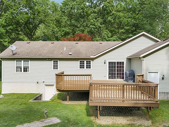 3rd image of 1312 Evelyn Ln