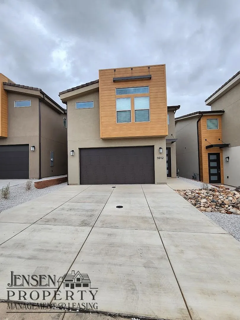 Newer4 Bedroom Town Home — Photo 2
