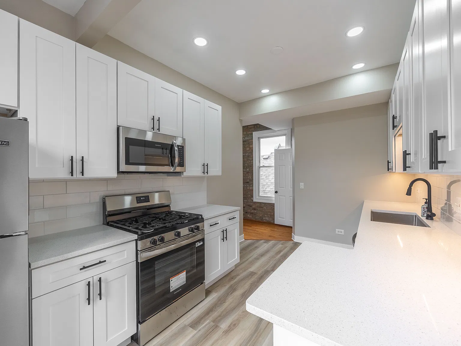 3 bed, 1.5 bath, 1300 sqft, $2,695 — Photo 2