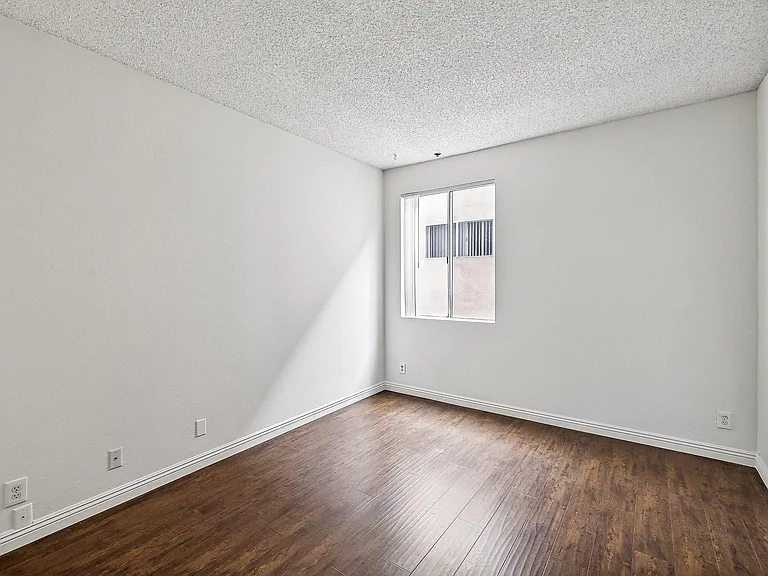 Catalina Apartments — Photo 14
