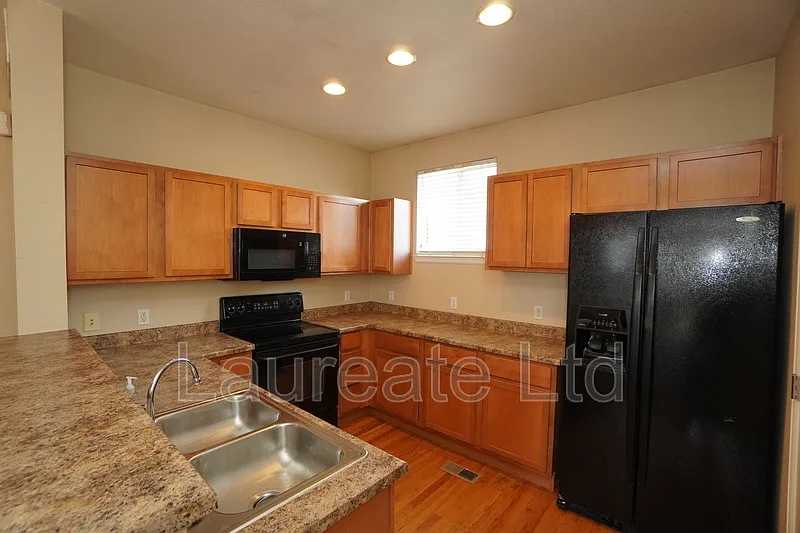 1 bed, 1.5 bath, 912 sqft, $1,650 — Photo 4