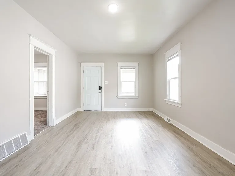 1498486_019_living_room_13077997.jpg