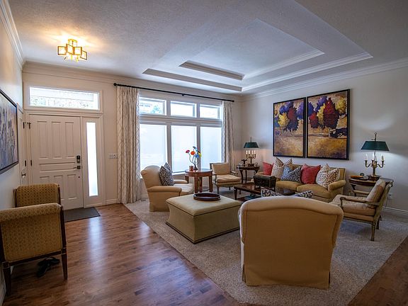 3rd image of 913 N Sandhurst Dr
