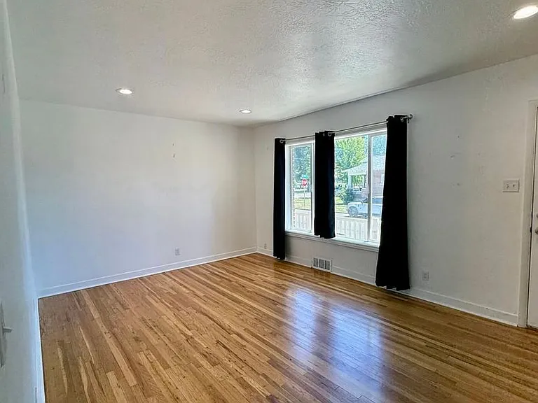 477 E Williams Ave — Photo 9