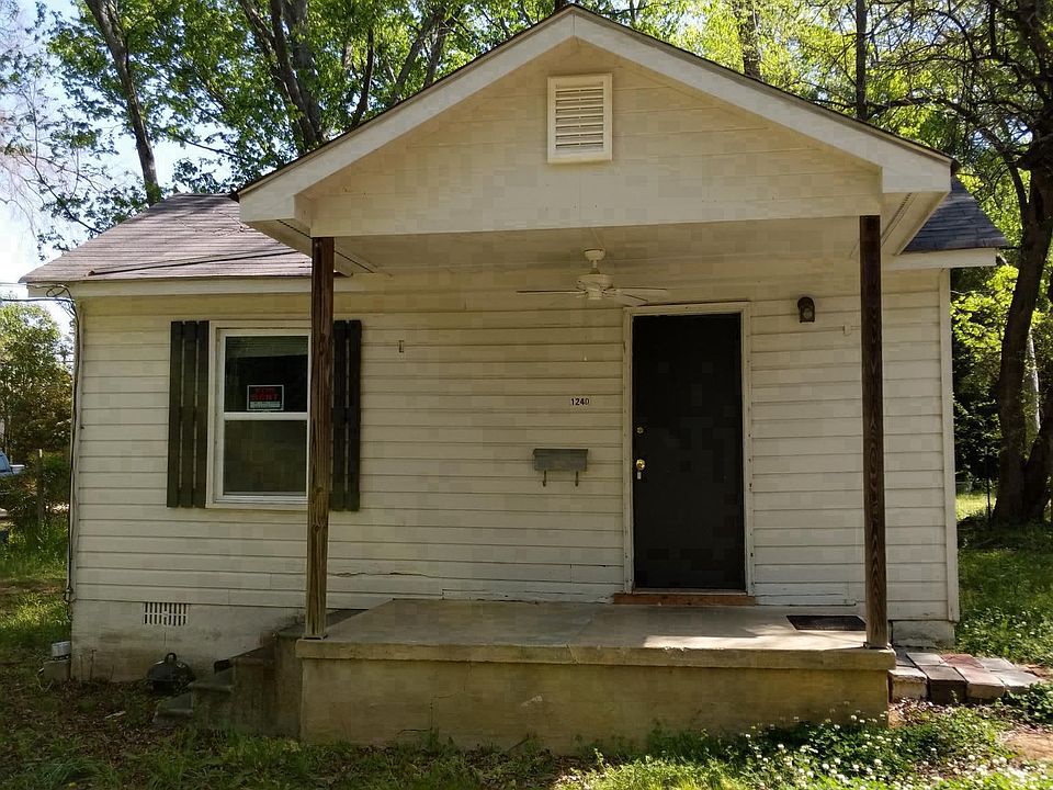 Covered porch with ceiling fan.