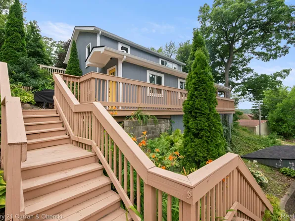 10492 Lake Shore Dr, Fenton, MI 48430
