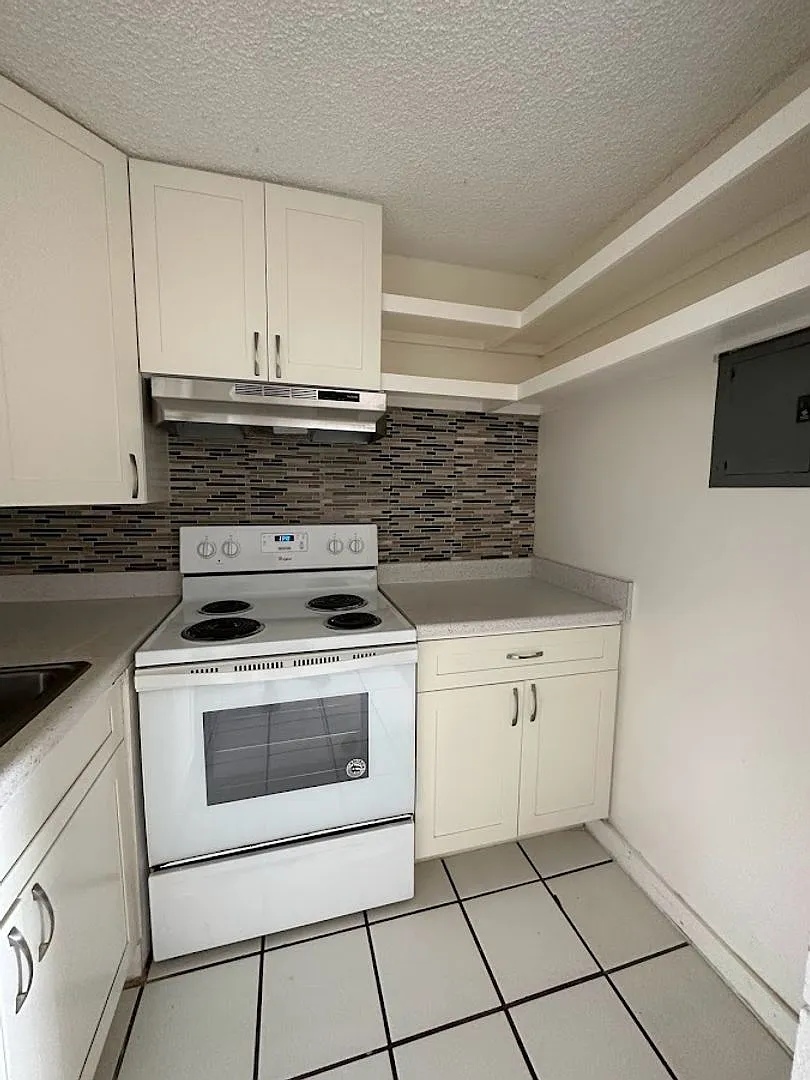 Sunset Lakeview 3 bedroom, 2 bath, 1 parking, water/sewer incl, amenities, renovated unit in 2022 — Photo 3