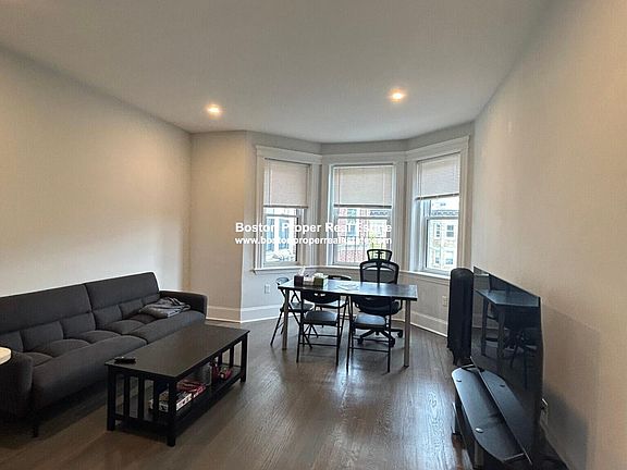 2nd image of 109 Queensberry St #14Q