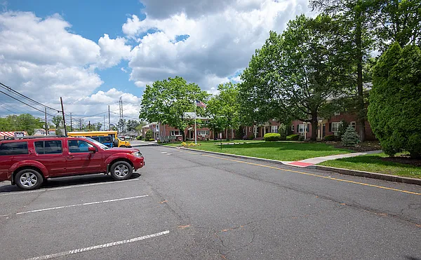 Lincoln Gardens Apartments — Photo 11