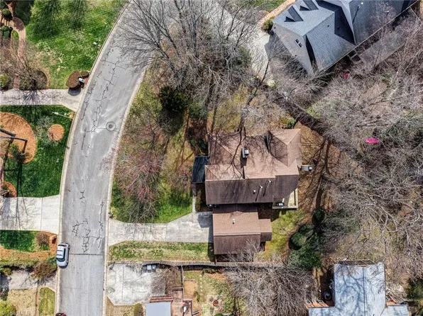 2902 Crossfield Dr, Greensboro, NC 27408