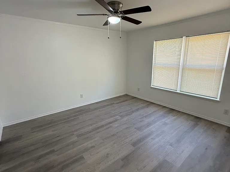 125 London Ln — Photo 22