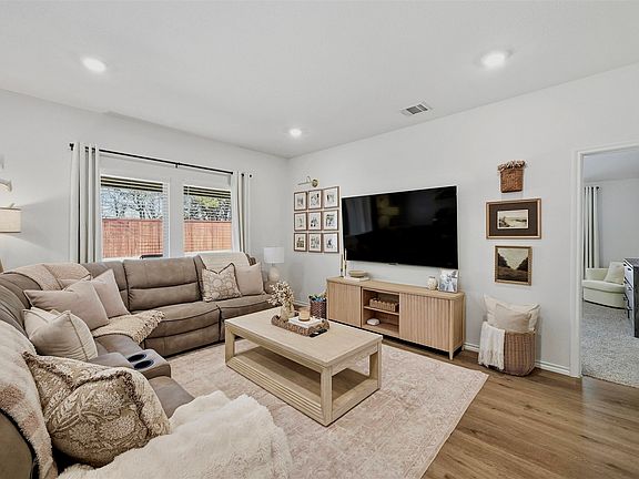 4th image of 2328 Burleson Rd