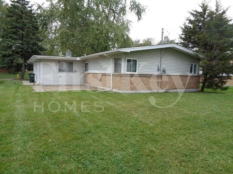 3 bed, 1.0 bath, 1110 sqft, $2,390 — Photo 2