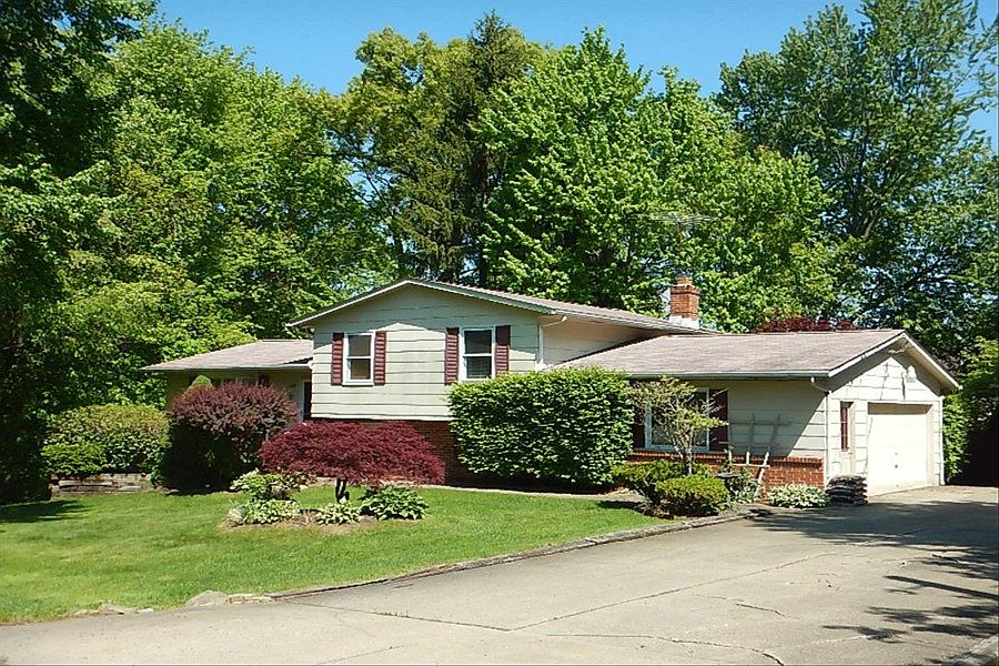 2nd image of 111 E Bellisle Ct