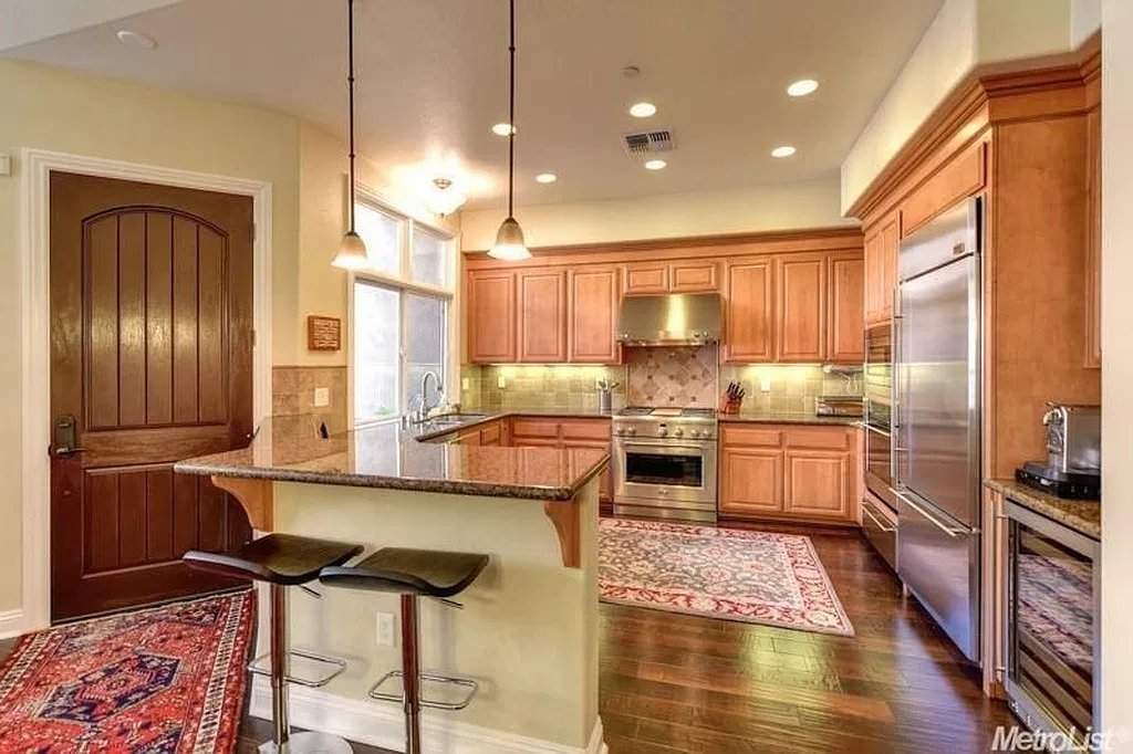 Executive Condo Rental — Photo 3
