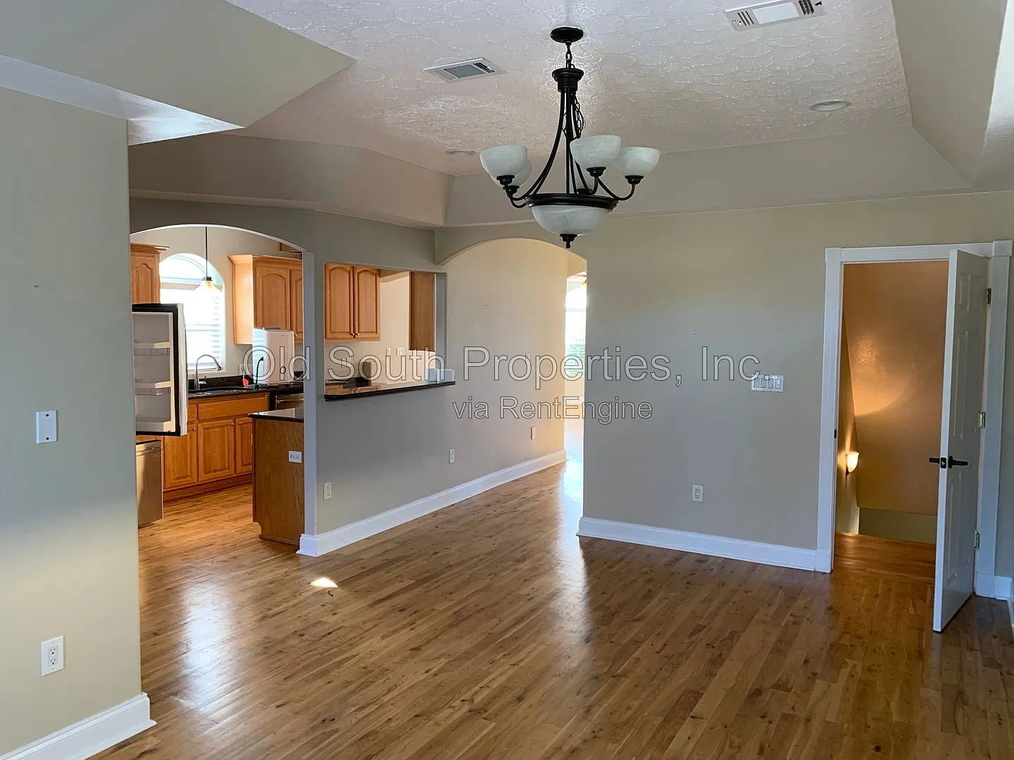 3 bed, 3.5 bath, 2820 sqft, $3,200 — Photo 3
