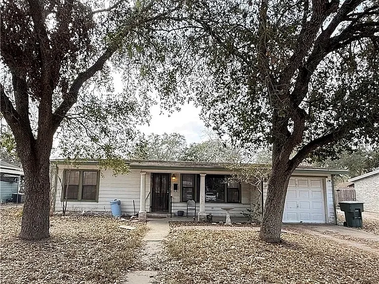 1603 Pena St — Photo 1