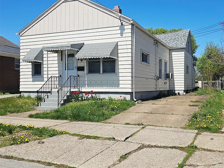 222 E 4th St — Photo 1