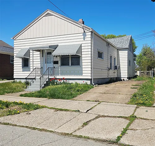222 E 4th St Photo 1