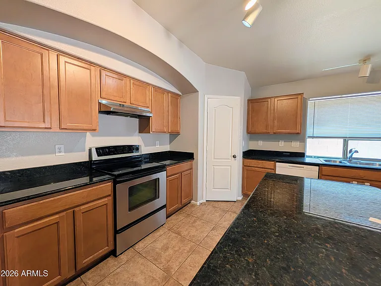738 E Saddle Way — Photo 7