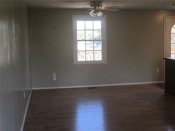 4th image of 10 Greenridge Cres