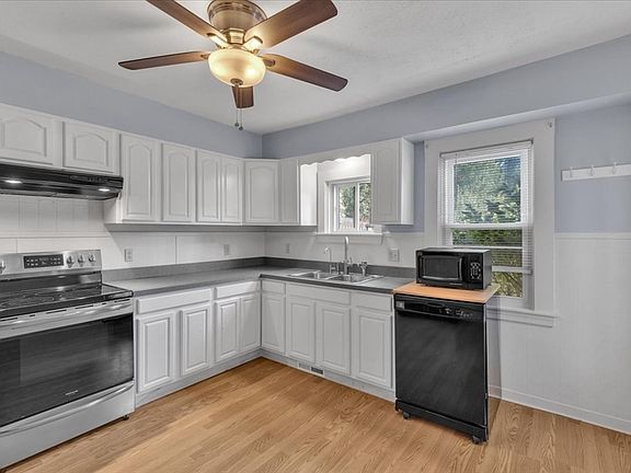 5th image of 54 Blackstone St