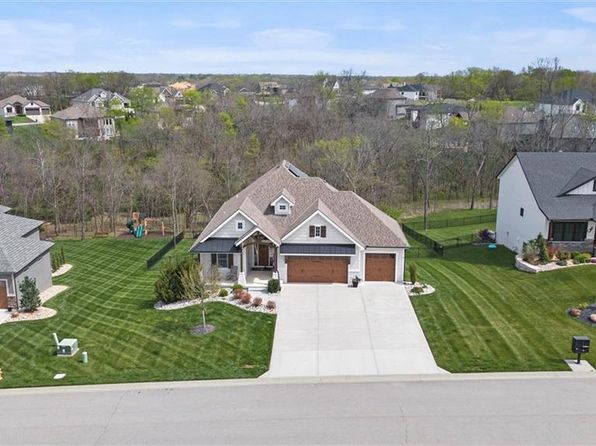 6 Black Hawk Dr, Lake Winnebago, MO 64034