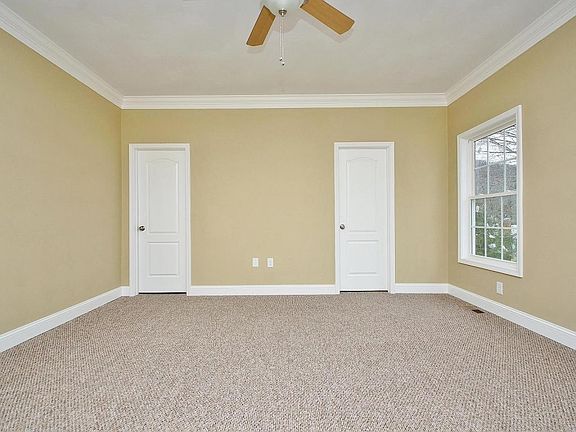 4th image of 100 Greenwich Ln