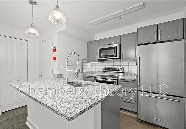 220 2nd St SE #1 — Photo 8