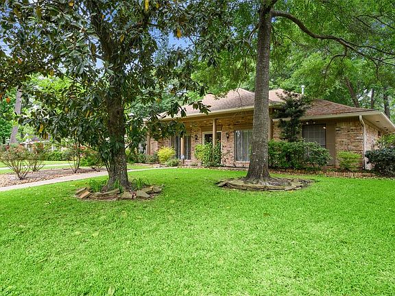 Classic 1 story home situated on a quiet street in the Champions subdivision of Northwest Houston.