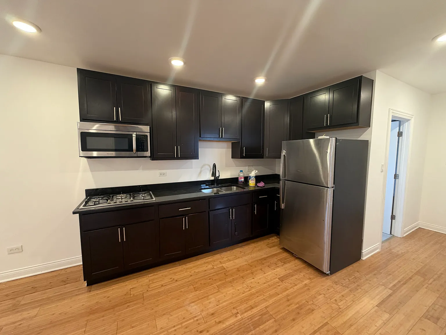 2 bed, 1000 sqft, $1,400 — Photo 3