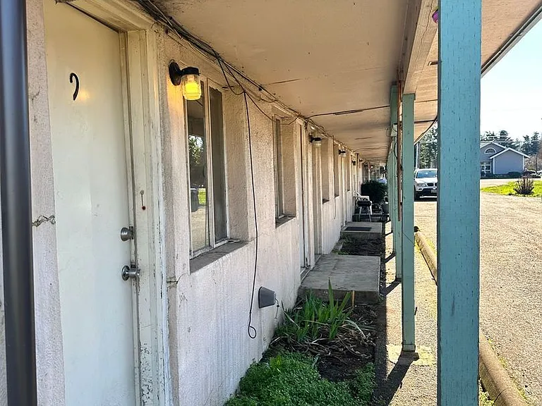 Chapman Apartments — Photo 9