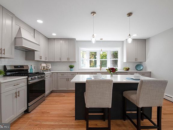 3rd image of 1642 Williams Way