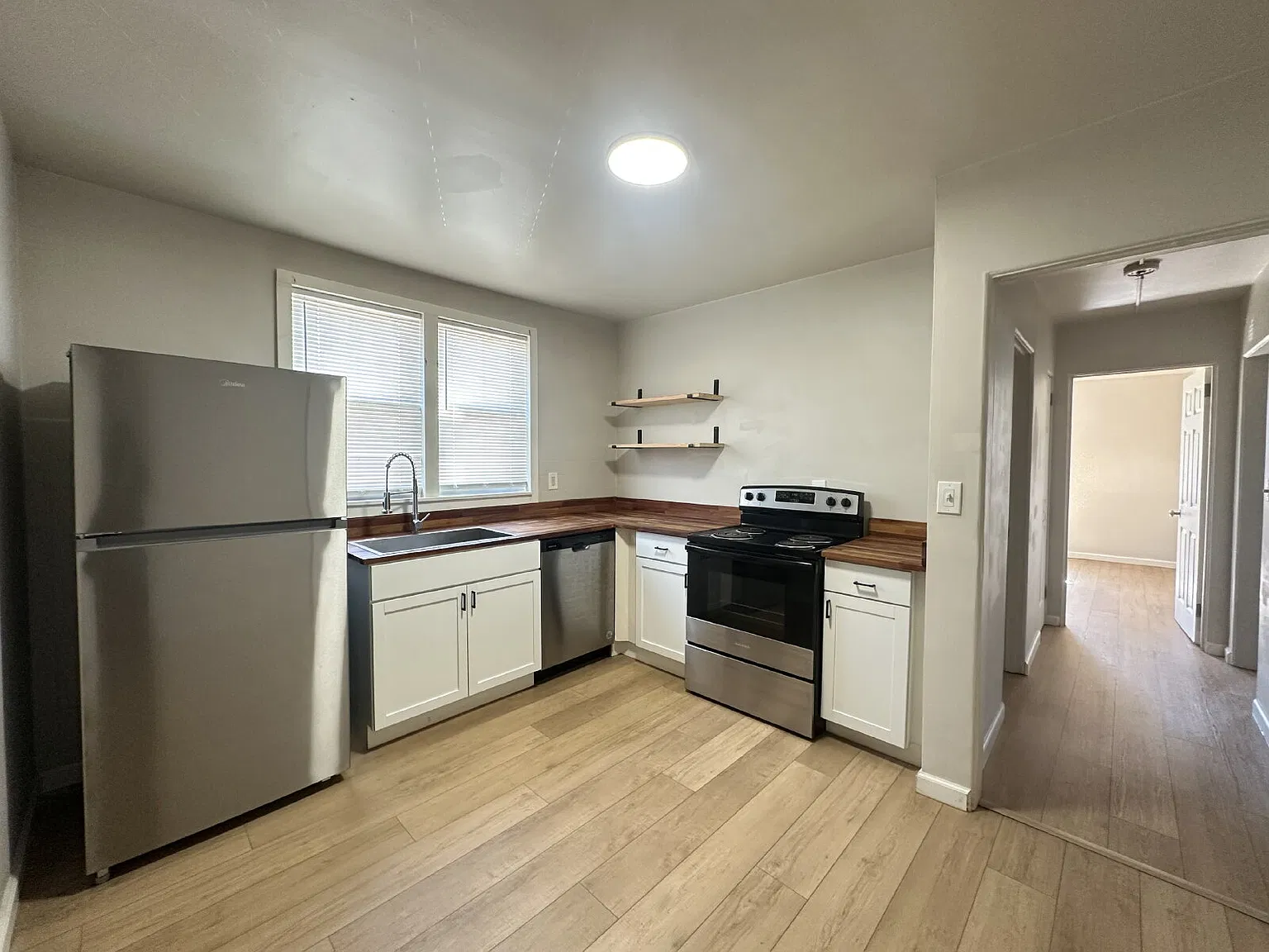 2 bed, 1.0 bath, 800 sqft, $1,300 — Photo 2