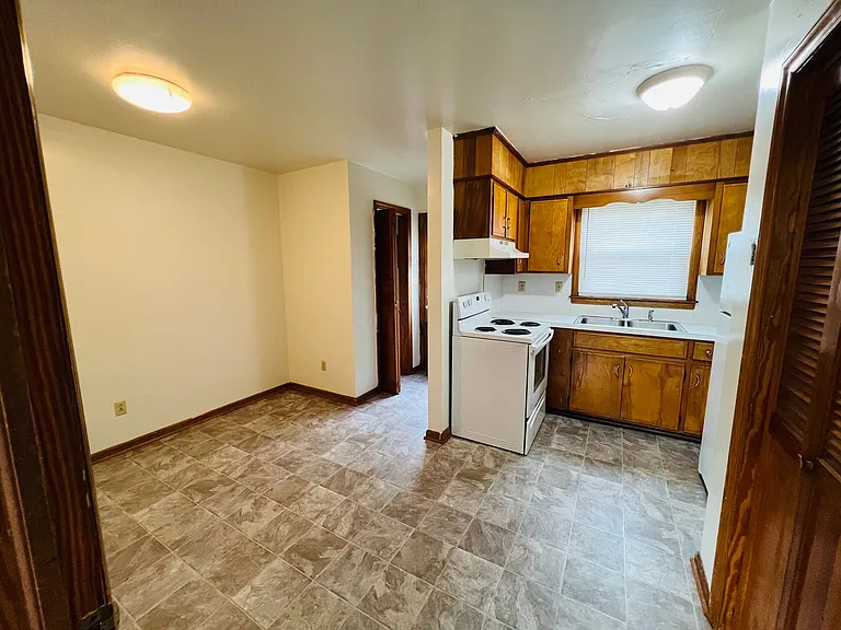2 Bedroom, 1 Bath Apartment — Photo 46