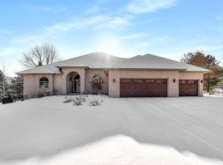 925 Deerwood Ct, Oneida, WI 54155
