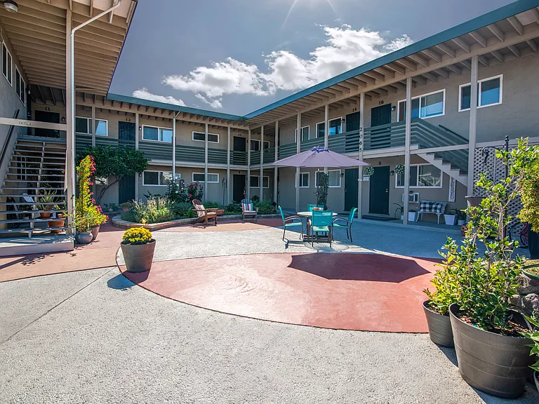 Marlboro Manor Courtyard